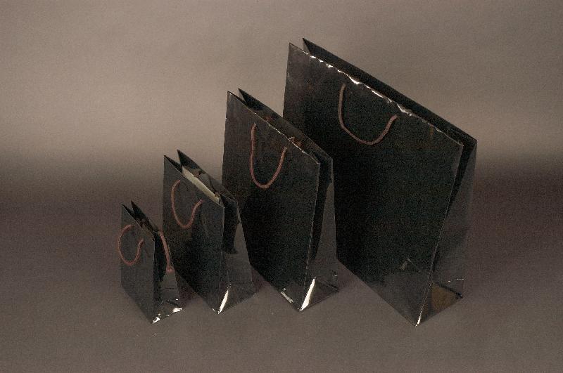 Pap�rov� ta�ky s laminem o rozm�ru 380 x 130 x 310 mm, �ern�