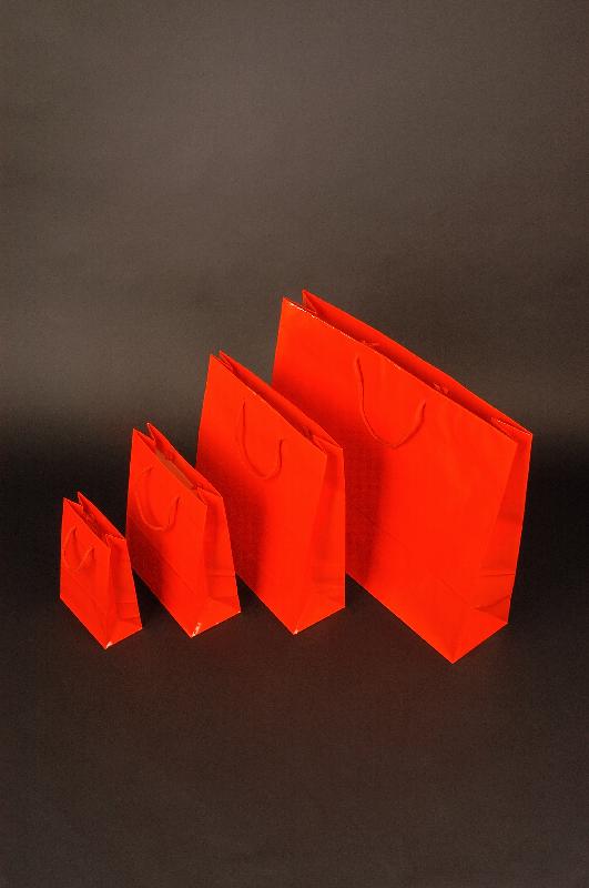 Pap�rov� ta�ky s laminem o rozm�ru 380 x 130 x 310mm, �erven�