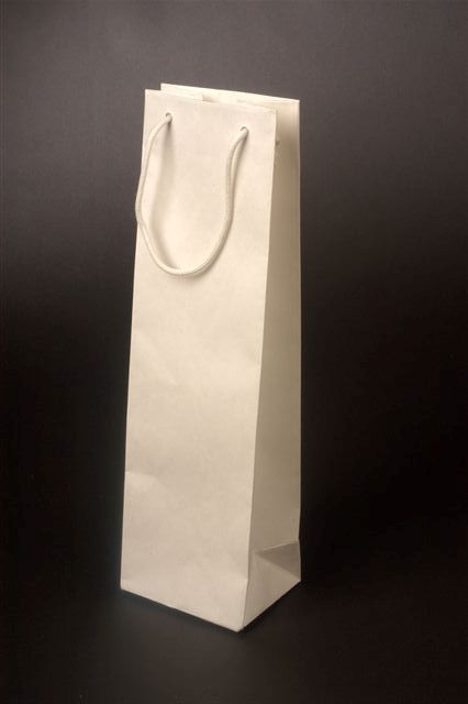 Pap�rov� ta�ky s leskl�m laminem o rozm�ru 120 x 90 x 400 mm, b�l�